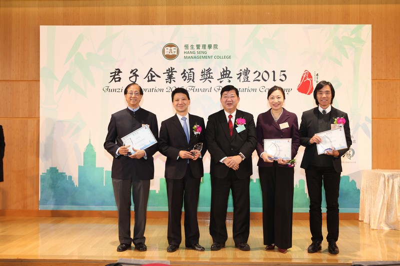 President Simon Ho presented souvenirs to Advisory Committee