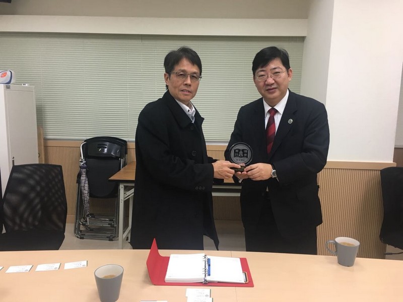 President Ho presented a souvenir to Dr Michael T. S. Lee