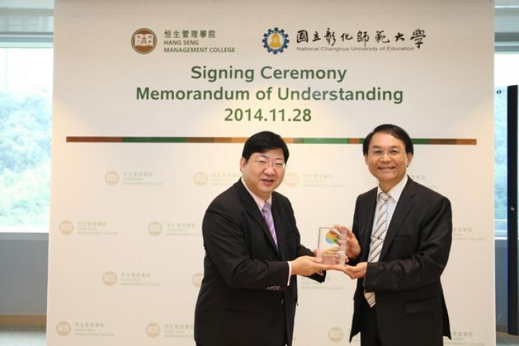Prof Simon Ho presented a souvenir to Prof Yen-Kuang Kuo (right)