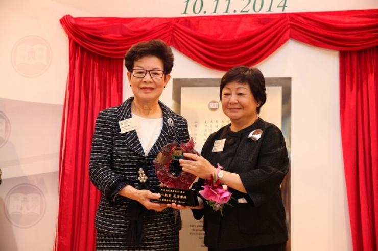 Ms Rose Lee presented a souvenir to Fung Yiu King Charitable Foundation