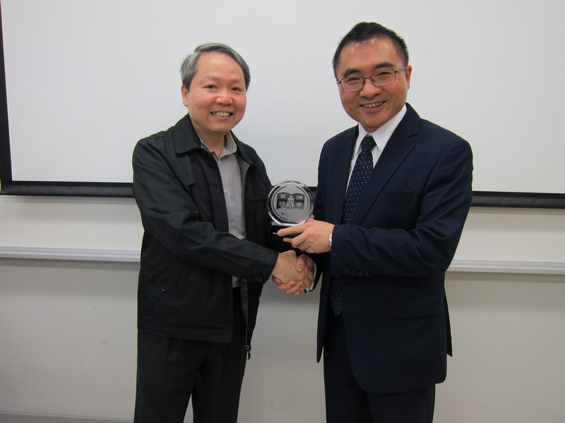 Dr Kenneth Chung presenting a token of appreciation to Mr Hanson Wong