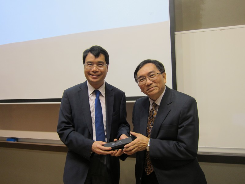 Dr Siu presenting a token of appreciation to Dr Chow