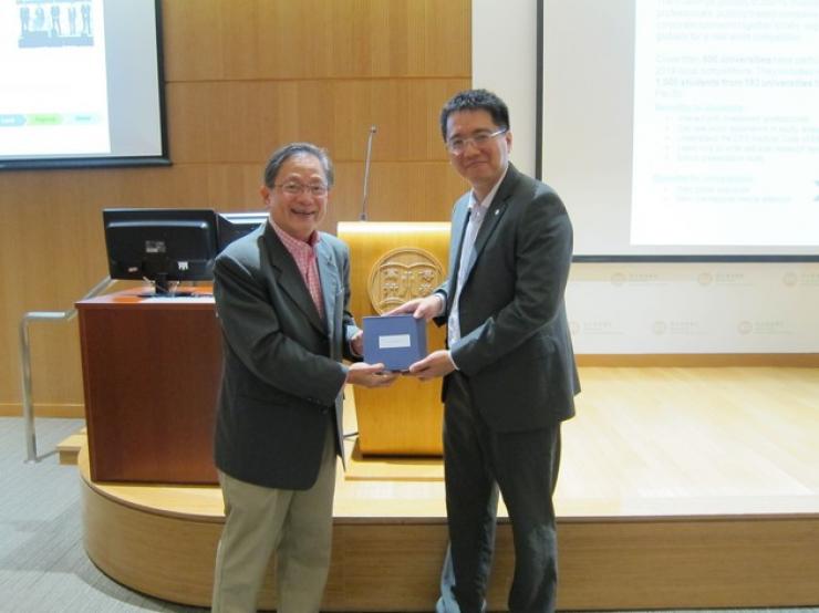 Dr David Chui presented the appreciation souvenirs to Neil and Alan