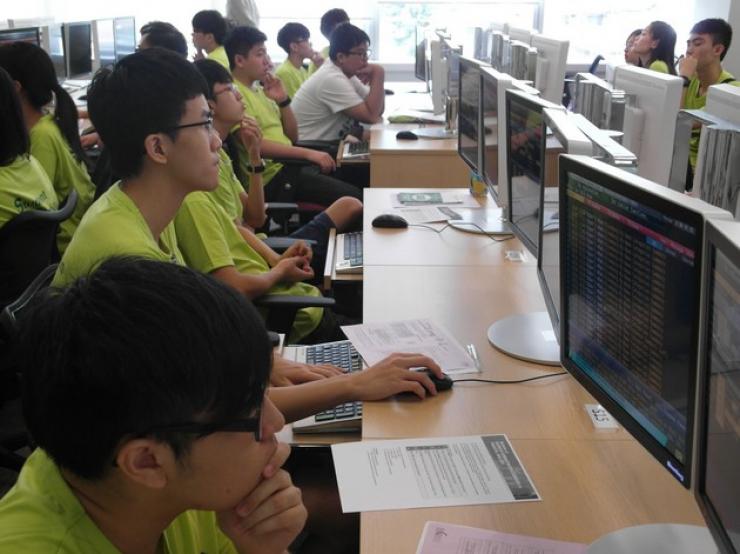 Students using the Bloomberg Terminals in the hands-on game