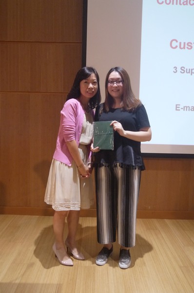 As a token of appreciation, Mrs Anora Wong, Associate Head of Department of English, presented a souvenir to Ms Sharon Ho