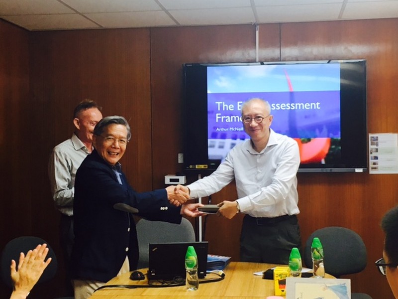 Professor Luk presents Dr Keith Tong (HKUST) with a souvenir from the Department of English