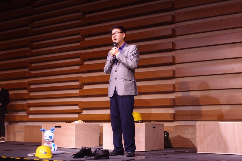 Mr David Day, Chief Executive of the Tin Ka Ping Foundation, delivered an inspiring speech to encourage students to learn English through “glocal” cultures