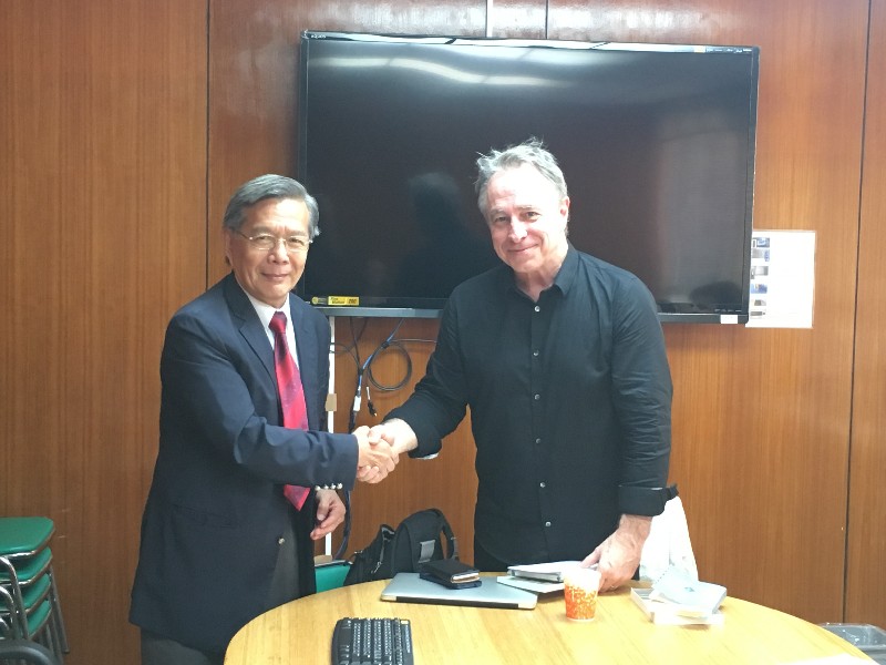 As a token of appreciation, Prof Luk, Dean of School of Humanities and Social Science and Head of Department of English, presented souvenirs to Prof Tom LUTZ