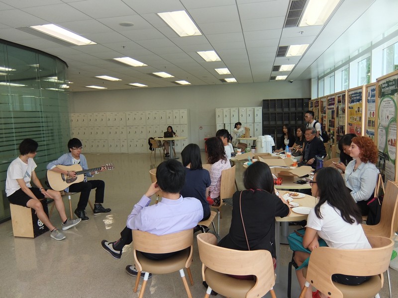 English Language Lunches on different cultural topics, such as Music Café, were held daily during the “Glocal” Cultural Week