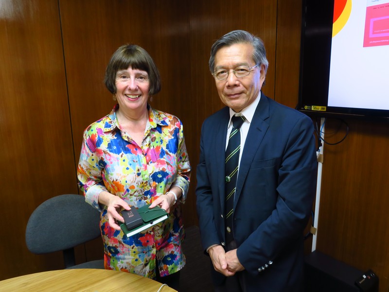 As a token of appreciation, Professor Luk, Dean of School of Humanities and Social Science and Head of Department of English, presented souvenirs to Dr Sheila Trahar