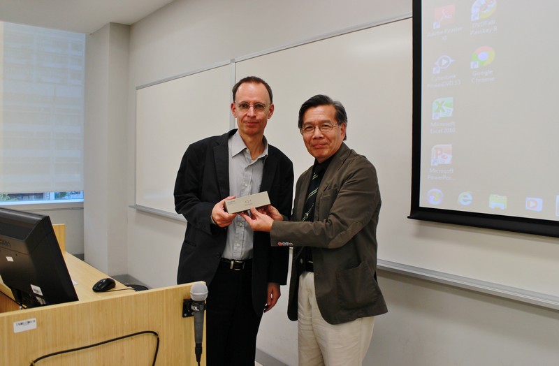 As a token of appreciation, Professor Luk presented a souvenir to Professor David Carless