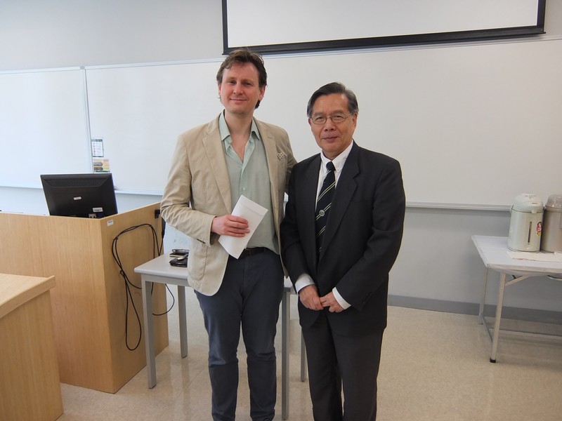As a token of appreciation, Professor Thomas Luk, Head of Department of English and Dean of School of Humanities and Social Science, presented a souvenir to Dr James Smith