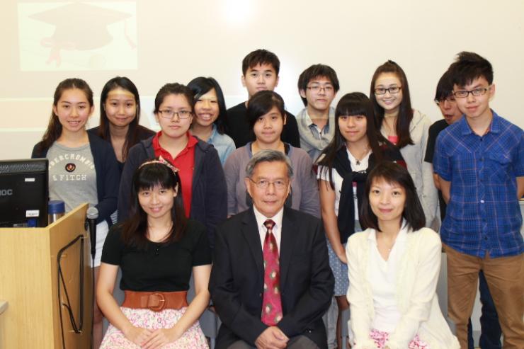 Dean of School of Humanities & Social Science and Head of the Department of English, Prof Thomas Luk, presented certificates to the Summer Course students