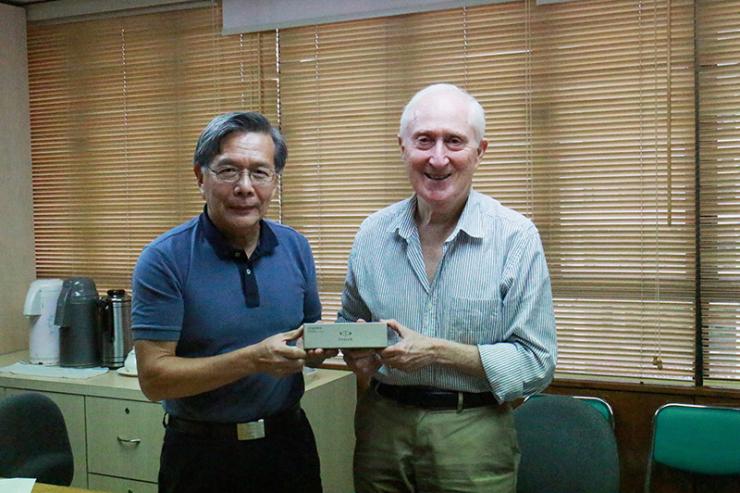 As a token of appreciation, Prof Thomas Luk, Dean of School of Humanities and Social Science and Head of Department of English, presented a souvenir to Prof David Parker