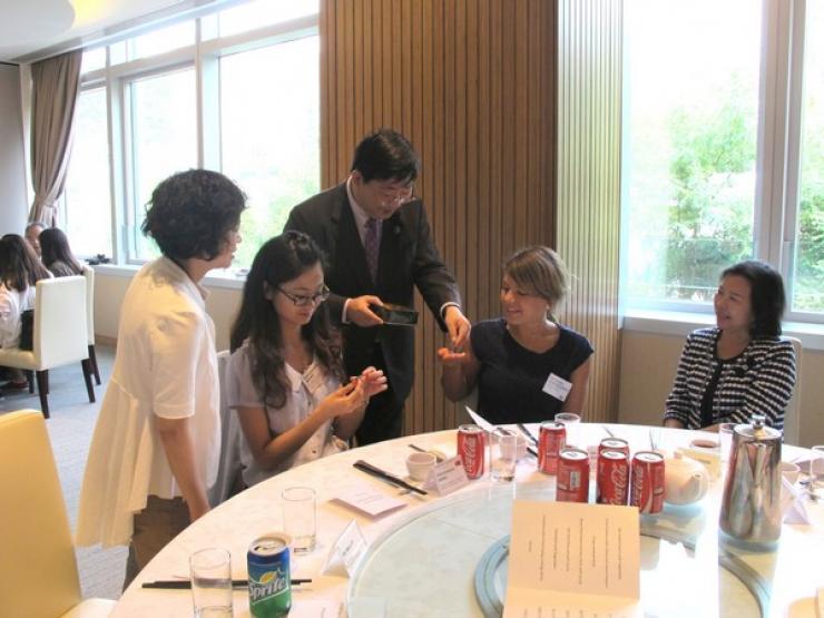 Prof Simon Ho delivered welcoming remarks and distributed welcome gifts to the exchange students