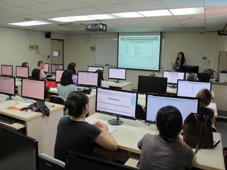 資訊科技服務中心 (左圖) 以及教務處的職員向同學介紹教學設施和教務守則