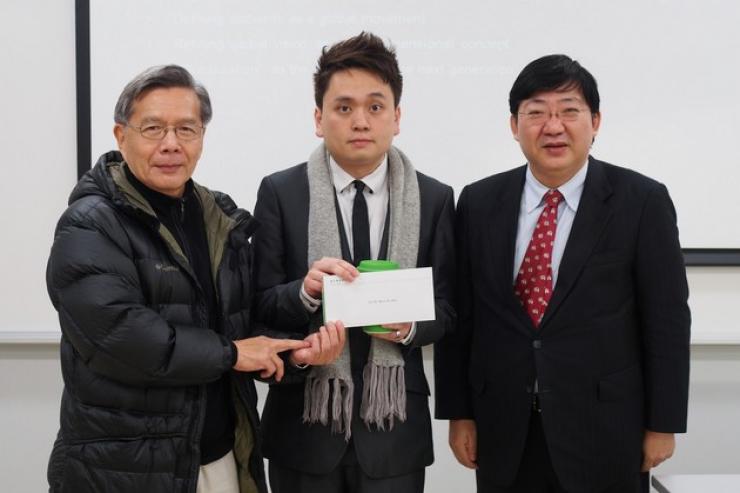As a token of appreciation, Professor Simon Ho, President, and Professor Thomas Luk, Dean of School of Humanities and Social Science, presented souvenirs to the guest