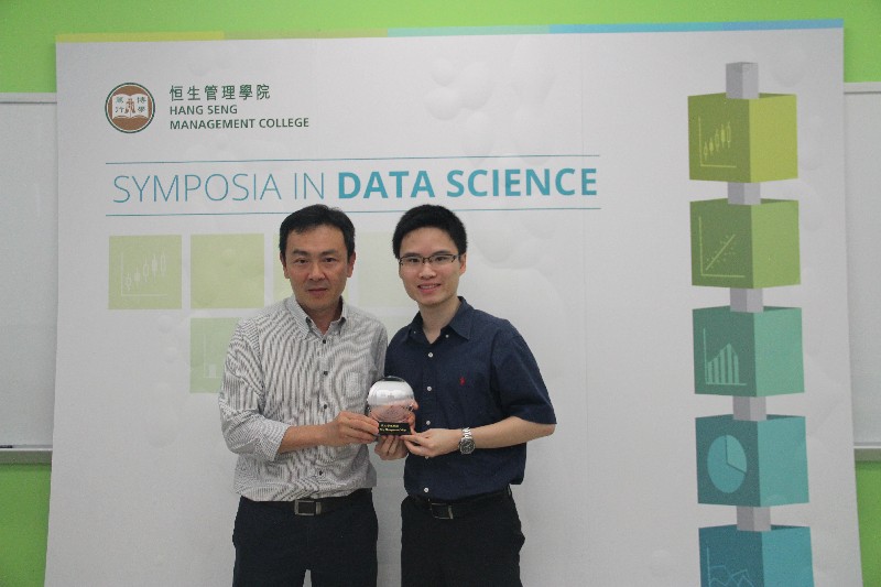 Dr Liew received a souvenir from the organiser