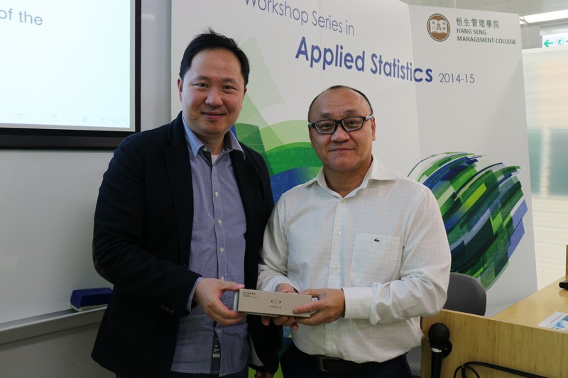 Professor Wong, Professor Balakrishnan, Dr Ng and Dr Chan received souvenirs from the organiser