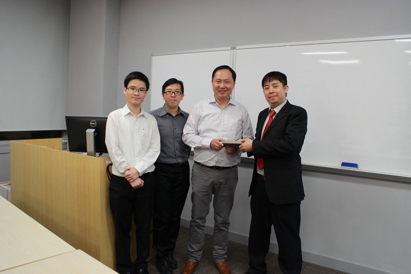 Dr Jeff Tang received a souvenir from the organisers