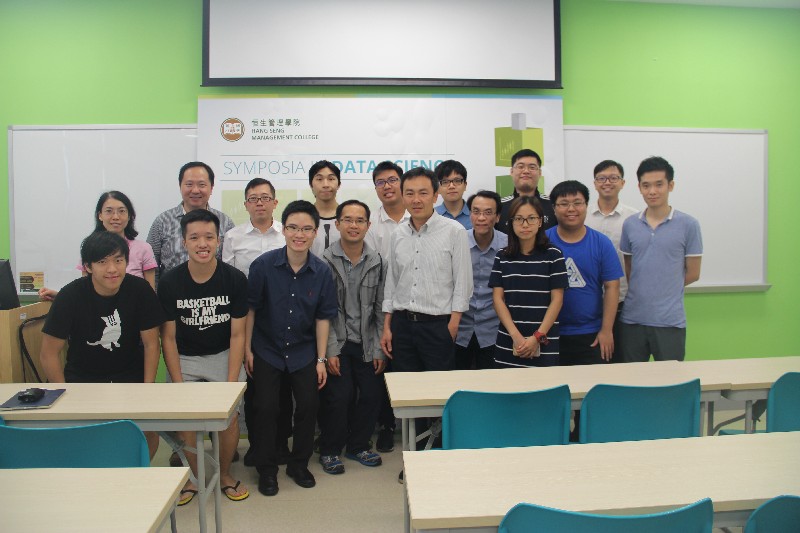 A group photo of the speaker and the participants