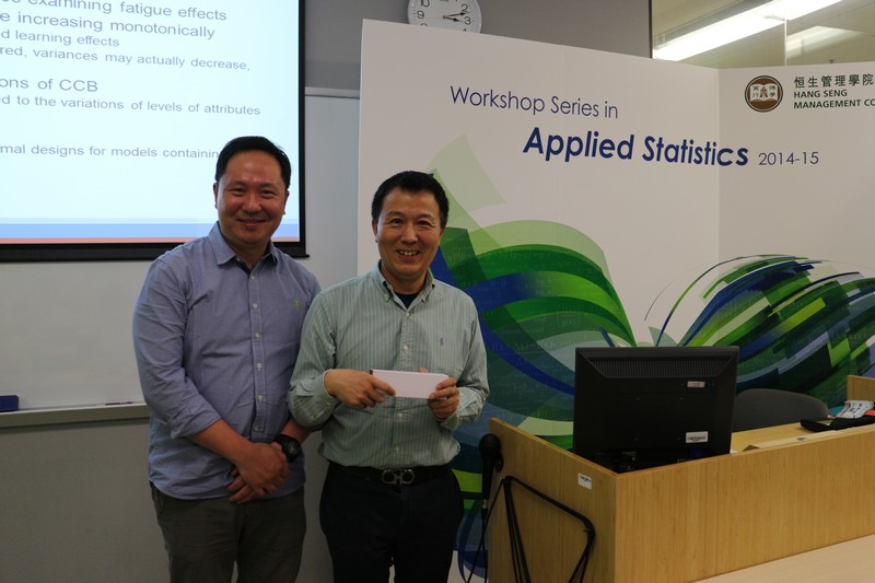 Dr Tian, Professor Lee and Professor Li received a souvenir from the organiser