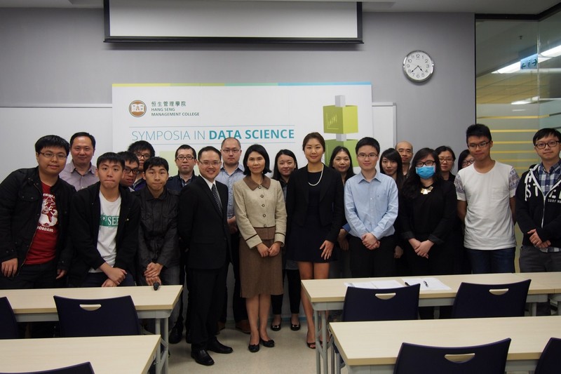 A group photo of the participants and the speakers