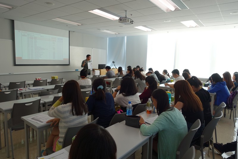 管理學系助理教授許德賢博士向學生解釋課程架構
