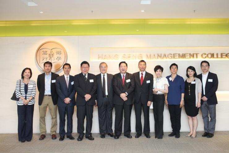 Professor Simon Ho, President (6th from left); Professor Gilbert Fong, Provost and Dean of School of Translation (4th from left); Dr Moses Cheng Mo Chi, Member of the Board of Governors; Dr Karen Chan, Vice-President (Organisational Development) and the Fundraising and Donation Committee (5th from left) had a group photo with Ms Pong Yeng (3rd from right); Mr and Mrs Edward Pong (4th & 5th from right) and other members of the Pong’s family in front of the College Chamber