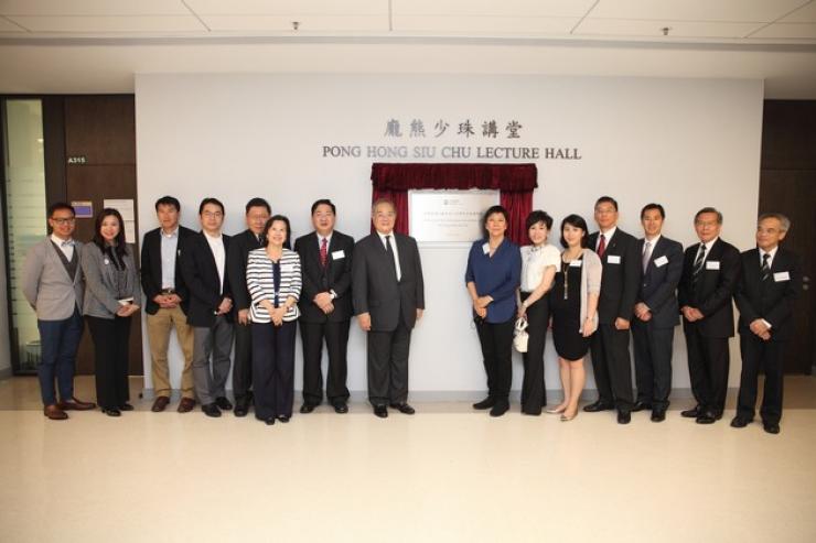 A group photo of the College’s senior management, Dr Moses Cheng and the Pong’s family