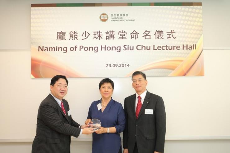 Professor Ho (left) presented a souvenir to Ms Pong Yeng (middle) and Mr Edward Pong (right)