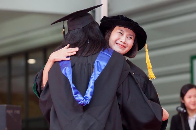 Dean Scarlet Tso (School of Communication) presented the graduands for the Bachelor Degree in Journalism and Communication to the Chairman of Board of Governors, for the conferment of Bachelor Degree in Journalism and Communication and congratulated the graduates