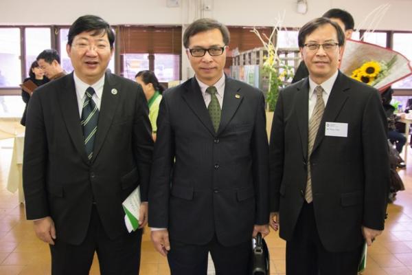 Group photo of President Ho with honourable guests