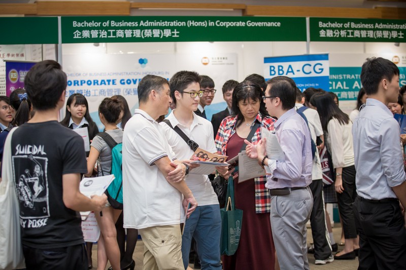 Academic staff and students answering visitors' enquiries