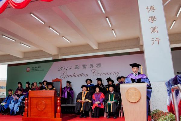 Prof Raymond So, Dean of School of Business, presented the graduands to the Chairman of Board of Governors, Ms Rose Lee, for the conferment of Bachelor Degree and Associate Degree in Business Administration