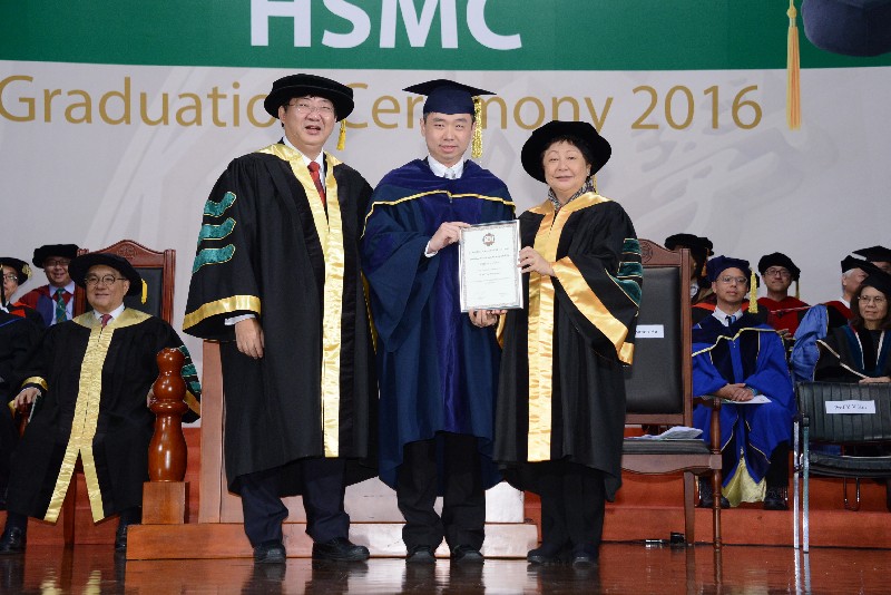 Ms Rose Lee in the company of President Simon S M Ho presented the HSMC Teaching Excellence Awards to the recipients from School of Decision Sciences, School of Humanities and Social Science and School of Communication