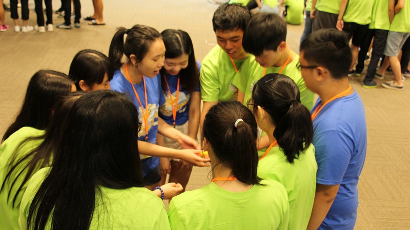 參加者和恒管學生大使一起參與破冰遊戲