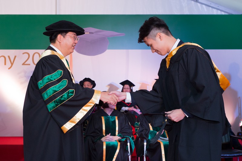 President Ho shook hands to congratulate graduates