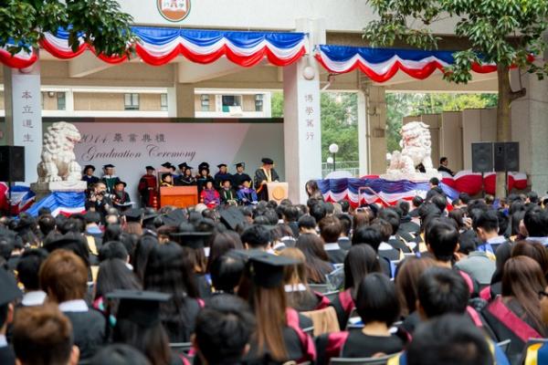 超過1,800位來賓參與恒管首個於戶外舉行的畢業禮