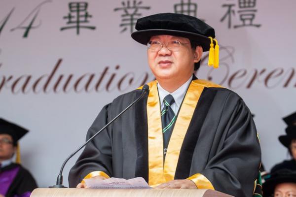 President Simon Ho delivered a speech at the Graduation Ceremony