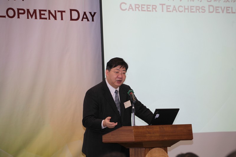 Professor Simon Ho delivered a welcoming speech