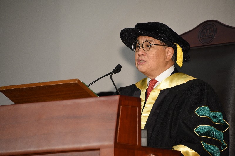 Dr Moses Cheng, Chairman of the College Council of HSMC, officiated at Sessions 3, 4 and 5 of the Ceremony on 2 December 2016