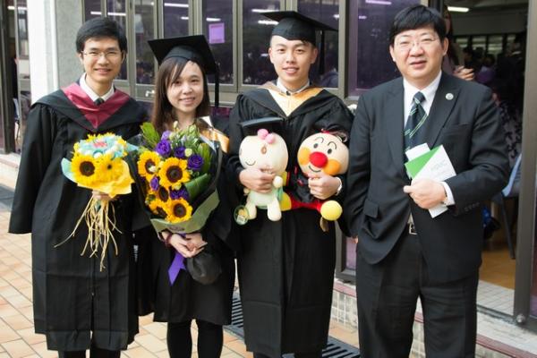 Group photo of President Ho with graduates