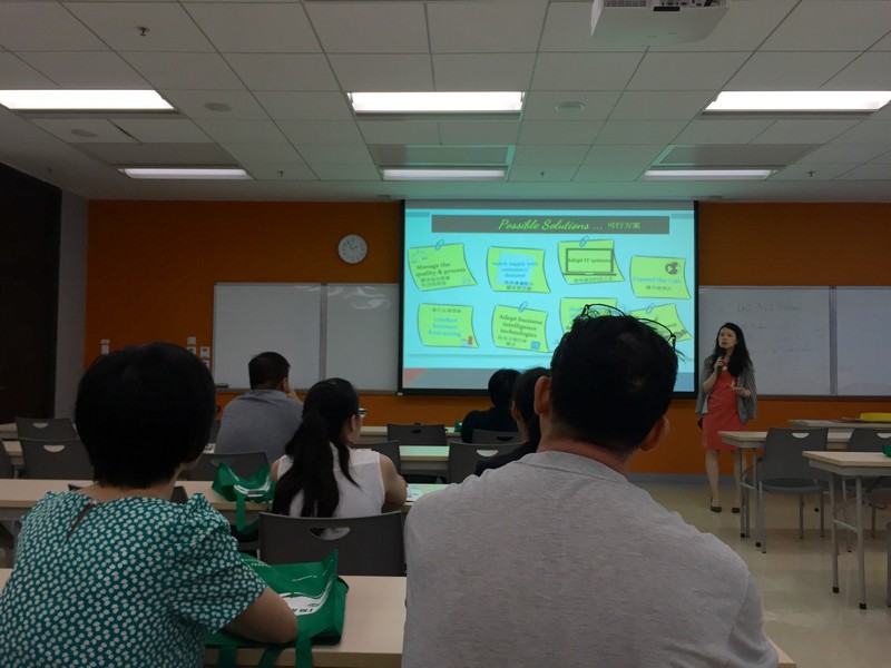 黃惠虹博士向參與講座同學及家長介紹供應鏈管理工商管理課程及管理科學與資訊管理課程架構