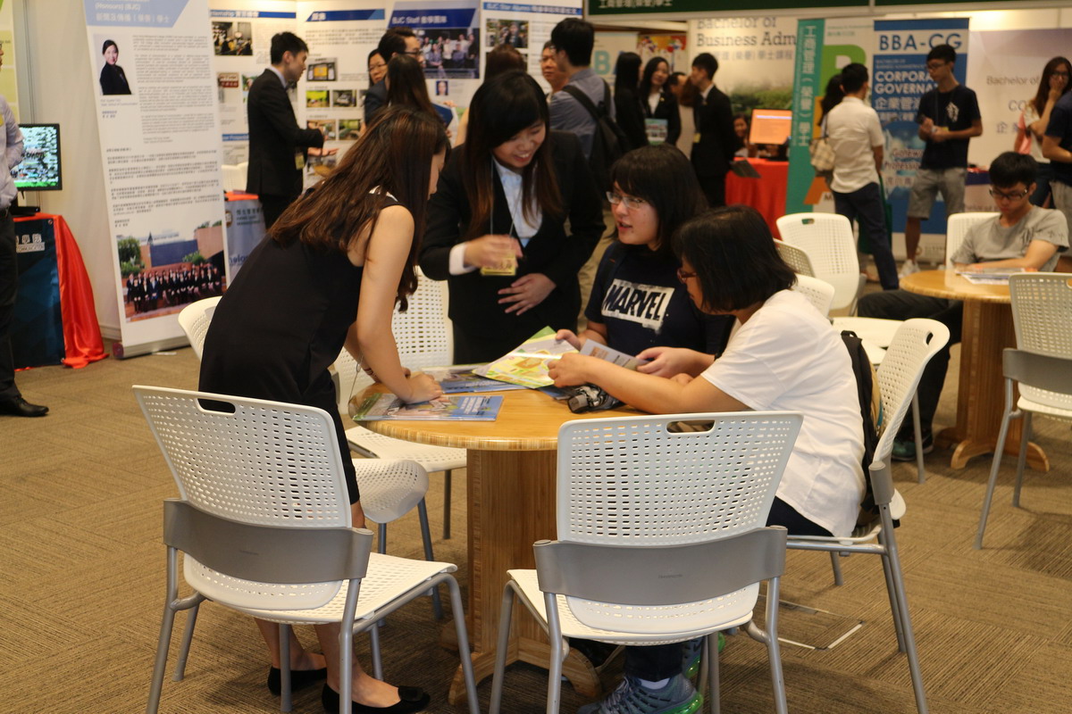 HSMC staff and students introduced programme information to participants