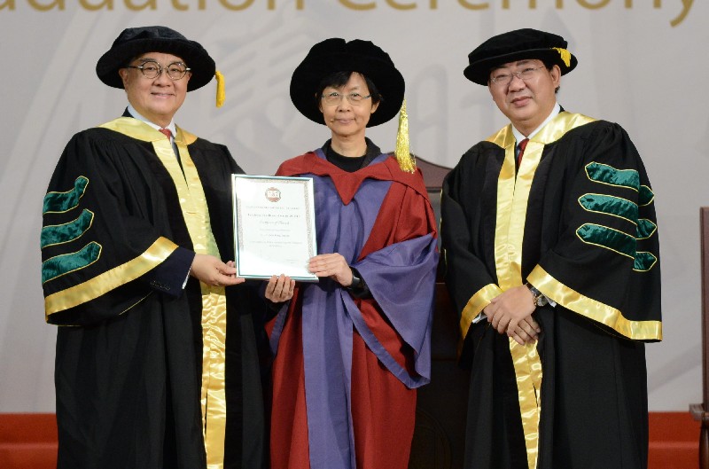 Dr Moses Cheng in the company of President Simon S M Ho presented the HSMC Teaching Excellence Awards to the recipients from School of Business