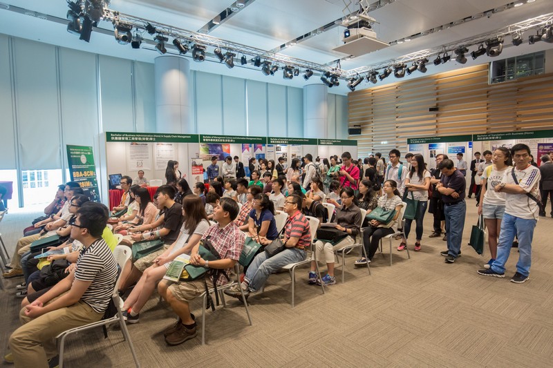 Consultation counters were set up at the Auditorium