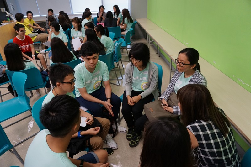 Icebreaking session: Students had small group discussion with teaching staff of the programme