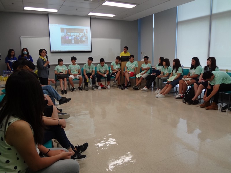 Teaching staff of the Department of Chinese were introducing programme details and departmental activities