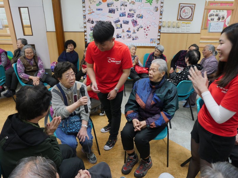 一名「老友記」帶領新年大合唱